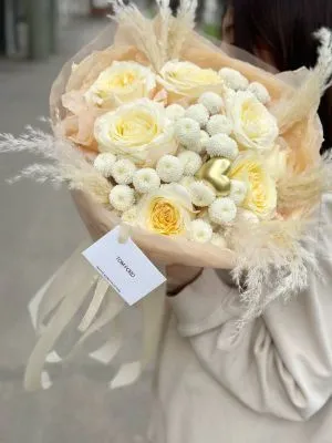 Букет Золотое сердце , состав Роза одноголовая Хризантема кустовая, цвет букета Белый Желтый, подходит Девушке Маме