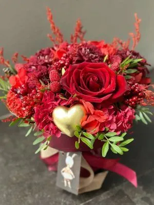 Букет Ритм сердца , состав Гидрангия Роза одноголовая Хризантема кустовая, цвет букета Красный, подходит Девушке Маме