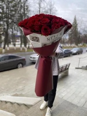 25 роз в гигантской упаковке , состав 25 роз, цвет букета Красный Бордовый, подходит Девушке Маме Учителю