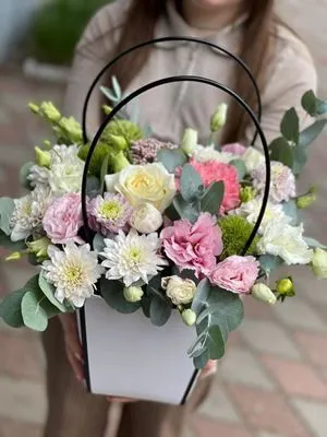 Цветы в коробке Люблю