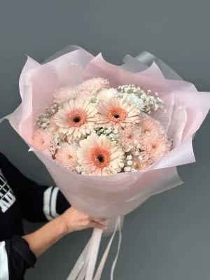 Букет Неаполь , состав Гипсофила Гербера Хризантема кустовая, цвет букета Персиковый Розовый, подходит Девушке Маме Учителю