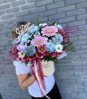 Композиция С днем рождения , состав Гербера Хризантема кустовая Гвоздика  Альстромерия Эвкалипт, цвет букета Мультицвет, подходит Маме Учителю