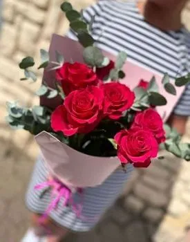 Букет из 7 малиновых роз и эвкалипта , состав 7 роз, цвет букета Малиновый, подходит 