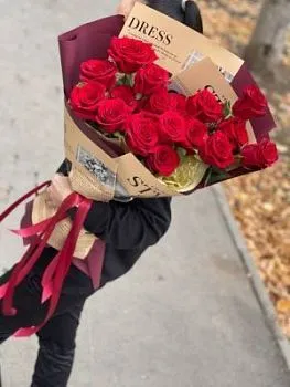 Букет из 17 красных роз , состав 17 роз, цвет букета Красный, подходит 