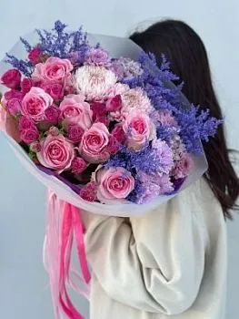 Букет Ветер перемен , состав Роза одноголовая Роза кустовая Хризантема кустовая Хризантема одноголовая, цвет букета Фиолетовый Розовый, подходит Девушке Маме Мужчине