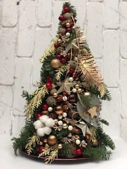 Новогодняя елка 3 фото вживую в руках, состав, цветовая гамма 