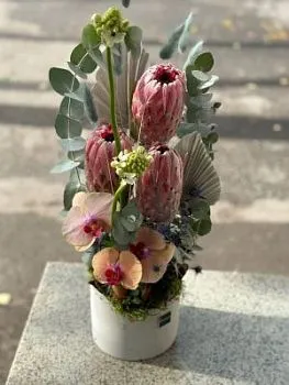 Композиция Шарм. Доставка только курьером! , состав Протея Орхидея, цвет букета , подходит 