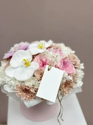 Цветы в коробке Диор 