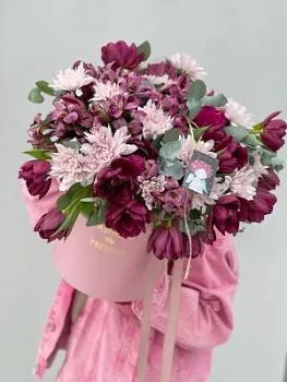 Композиция с тюльпанами Счастье фото вживую в руках, состав, цветовая гамма 