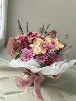 Композиция Весенний каприз , состав Хризантема кустовая Орхидея, цвет букета Сиреневый, подходит Девушке Ребенку