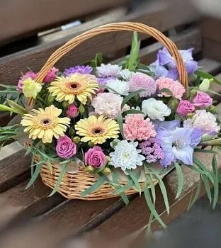 Цветы в корзине Счастье , состав Гермини Гвоздика одноголовая Гвоздика кустовая Эустома Роза кустовая, цвет букета Мультицвет, подходит Маме Учителю