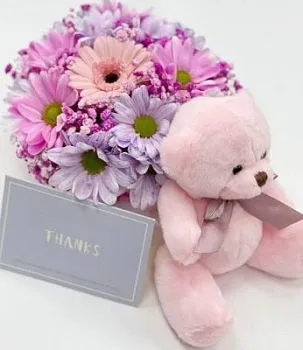 Цветы в коробке игрушка Презент , состав Хризантема кустовая Гербера Гипсофила, цвет букета Сиреневый Розовый, подходит Девушке Ребенку