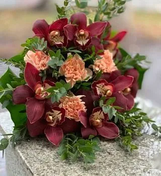 Авторский букет №31 , состав Орхидея Гвоздика, цвет букета Бордовый, подходит Девушке Маме