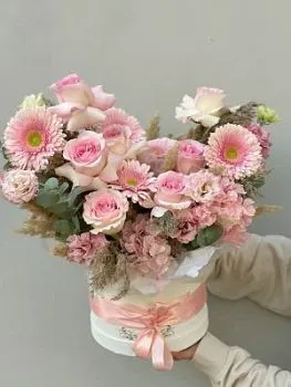 Цветы в коробке Сакура , состав Альстромерия Роза одноголовая Гербера Гидрангия, цвет букета Розовый, подходит Девушке