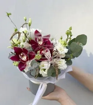 Букет Тайна , состав Гербера Хризантема одноголовая Гвоздика Альстромерия Эустома, цвет букета Красный Белый, подходит Маме