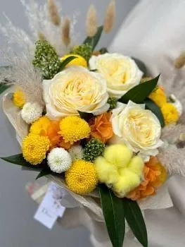 Букет Солнечный , состав Хризантема кустовая Роза одноголовая Хлопок Гидрангия, цвет букета Желтый, подходит Девушке