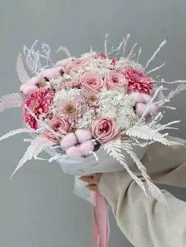 Букет Снежная королева , состав Роза одноголовая Гидрангия Гербера Хризантема кустовая, цвет букета Белый Розовый, подходит Девушке Маме