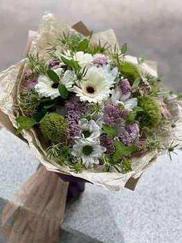 Букет Простое счастье , состав Гермини Хризантема кустовая Гвоздика, цвет букета Зеленый Белый, подходит Девушке Маме