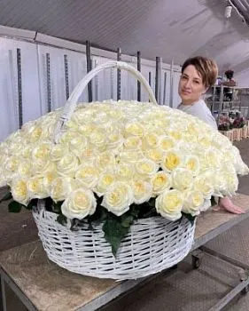 201 белая роза в корзине , состав , цвет букета Белый, подходит Девушке Маме