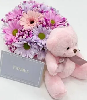 Цветы в коробке игрушка Презент , состав Хризантема кустовая Гербера Гипсофила, цвет букета Сиреневый Розовый, подходит Девушке Ребенку