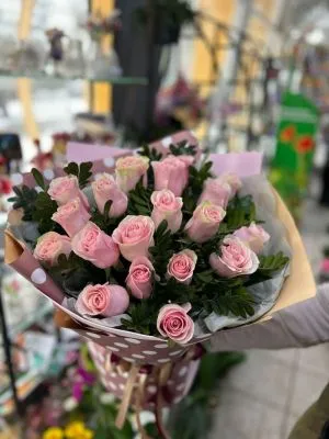 Букет из 17 роз и зелени   в интернет-магазине Флоранж