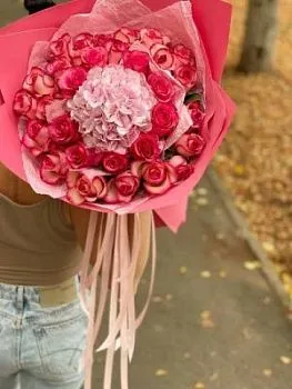 Букет из роз и гортензии , состав 29 роз, цвет букета Розовый, подходит 