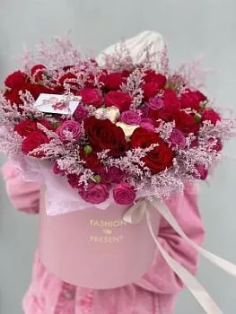 Цветы в коробке Шик , состав Роза  Роза кустовая, цвет букета Красный, подходит Девушке Маме