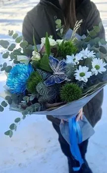 Букет Бабочка , состав Хризантема одноголовая Хризантема кустовая Альстромерия Роза кустовая Гвоздика, цвет букета Синий Зеленый, подходит Маме Мужчине