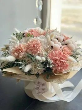 Композиция Весна в душе , состав Хризантема кустовая Гвоздика, цвет букета Белый Розовый, подходит Девушке Маме Ребенку Учителю