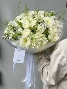 Букет Коко , состав Хризантема одноголовая Гидрангия Роза одноголовая Хризантема кустовая, цвет букета Белый, подходит Девушке Маме