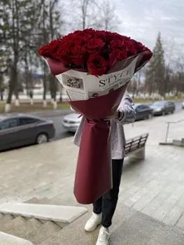 25 роз в гигантской упаковке , состав 25 роз, цвет букета Красный Бордовый, подходит Девушке Маме Учителю