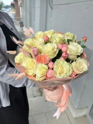 Букет из роз и ларгуса   в интернет-магазине Флоранж