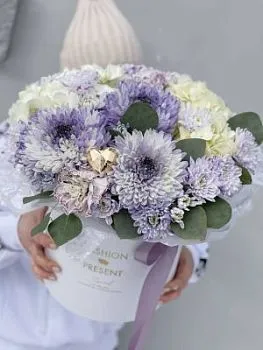 Цветы в коробке Фиона , состав Хризантема одноголовая Гидрангия Гвоздика Хризантема кустовая, цвет букета Белый Сиреневый, подходит Девушке Маме