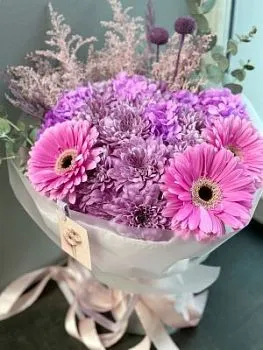 Букет Восторг , состав Гербера Хризантема кустовая, цвет букета Сиреневый Розовый, подходит Девушке Маме Учителю