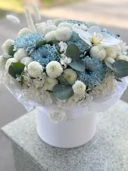 Цветы в коробке Монблю , состав Хризантема кустовая Хризантема одноголовая Орхидея, цвет букета Белый, подходит Девушке Мужчине Учителю