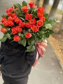 Букет из 23 алых роз , состав 23 розы, цвет букета Красный, подходит 