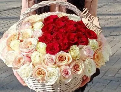 Цветы в корзине Волшебство розы 