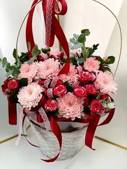 Композиция Клубничка , состав Хризантема одноголовая Роза кустовая Рускус, цвет букета Красный Розовый, подходит Девушке Маме