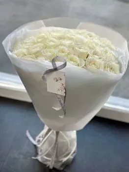 Букет из 35 белых роз , состав 35 роз, цвет букета Белый, подходит 