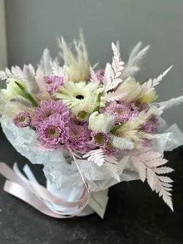 Композиция Ласка , состав Хризантема кустовая Гербера Тюльпан, цвет букета Сиреневый Белый, подходит Девушке Ребенку