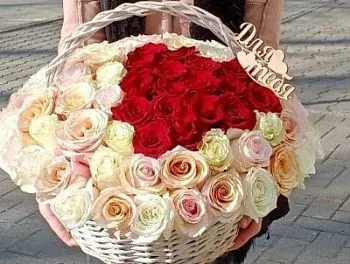 Цветы в корзине Волшебство розы , состав Роза Гвоздика, цвет букета Красный Розовый, подходит Девушке Маме