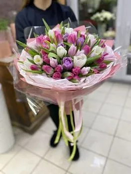 Букет Тюльпаны Весны фото вживую в руках, состав, цветовая гамма 