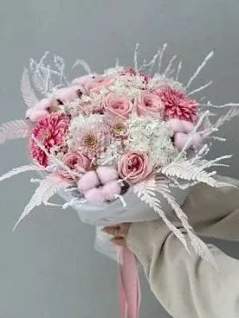 Букет Снежная королева , состав Роза одноголовая Гидрангия Гербера Хризантема кустовая, цвет букета Белый Розовый, подходит Девушке Маме