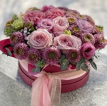 Цветы в коробке Амелия , состав Роза   Гвоздика Эустома Хризантема кустовая, цвет букета Розовый Сиреневый, подходит Маме