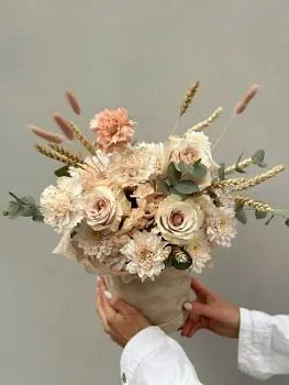 Цветы в коробке Аристократка , состав Роза одноголовая Хризантема кустовая Гвоздика, цвет букета Персиковый, подходит Ребенку Учителю