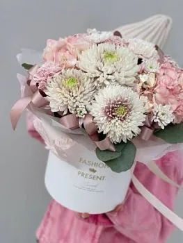 Цветы в коробке Пастэль , состав Хризантема кустовая Гидрангия Хризантема одноголовая, цвет букета Розовый, подходит Девушке Маме