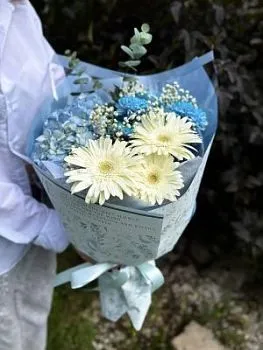 Школьный вальс фото вживую в руках, состав, цветовая гамма 