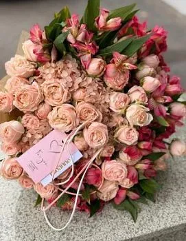 Кустовая роза и альстромерия , состав , цвет букета , подходит 