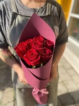 Букет из 7 красных роз , состав 7 роз, цвет букета Красный, подходит 