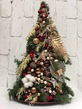 Новогодняя елка 3 фото вживую в руках, состав, цветовая гамма 